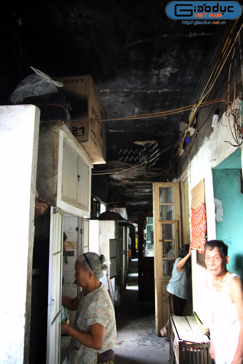 Diện tích quá chật hẹp, theo thiết kế thì mỗi tầng được chia ra thành các phòng rộng 32 mét vuông (cả lối đi) nhưng lại được ngăn làm đôi, mỗi hộ ở 1 ngăn.