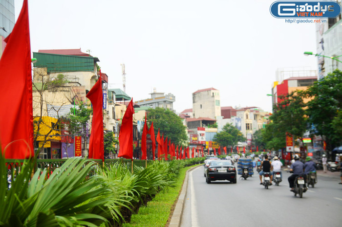 Đường Xuân Thủy - Cầu Giấy rợp bóng cờ đỏ. Đường Xuân Thủy - Cầu Giấy rợp bóng cờ đỏ.