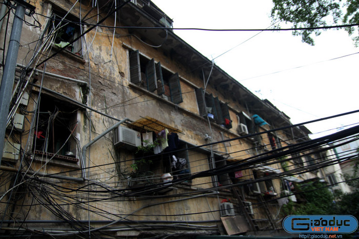 Khu tập thể cán bộ nhân viên Bưu điện Hà Nội nằm trong ngõ 23 phố Hàng Bài đã đưa vào sử dụng tròn nửa thế kỷ và nay đã xuống cấp nghiêm trọng.