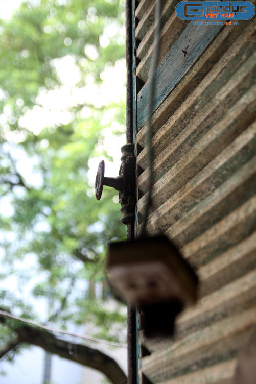 Tình trạng dột nát, xuống cấp tại khu tập thể này đã diễn ra hơn chục năm nay. Tuy nhiên, khi các hộ dân sinh sống nơi đây tiến hành lợp mái trên tầng thượng để tránh mưa dột thì lại bị UBND phường Hàng Bài cưỡng chế vì lý do "xây dựng trái phép".