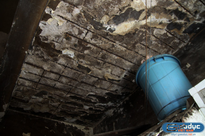 Trần nhà đã bóc tróc khắp nơi, hễ trời mưa là lại dột tứ tung. Bà Hải - ngời sinh sống tại khu tập thể này từ ngày dãy nhà đi vào sử dụng cho biết hễ trời mưa thì tất cả mọi người phải đội nón, mặc áo mưa để nấu ăn vì nước dột xuống.