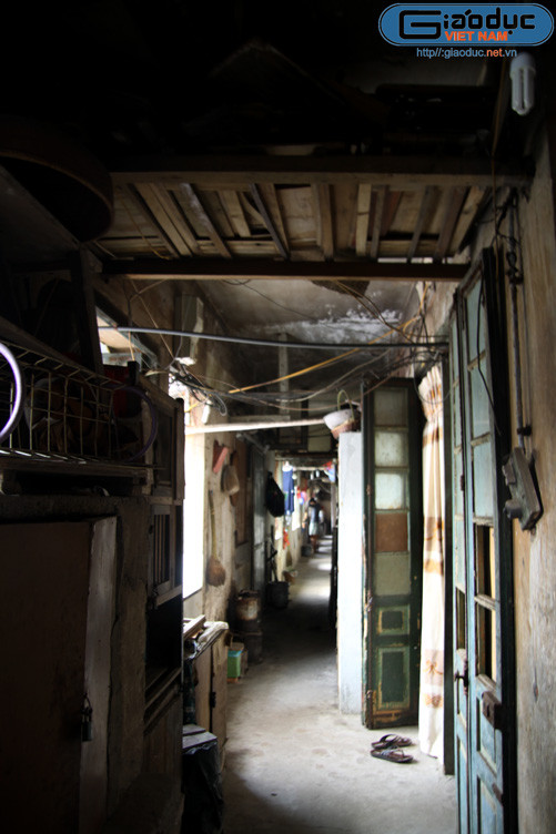 Hành lang đi chung (mỗi tầng) rộng chừng 1,5m nhưng các hộ đã phải tiến hành cơi nới, biến hành lang thành nơi nấu nướng, nhà vệ sinh, nơi rửa bát đũa... khiến lối đi chỉ vừa 2 người lách nhau.