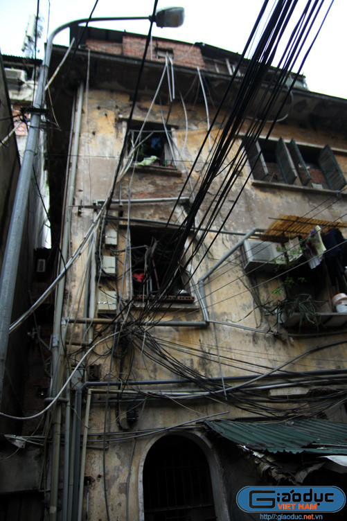 Khu nhà tập thể này được xây dựng và đưa vào sử dụng từ tháng 6 năm 1962 với 3 tầng, mỗi tầng có ít nhất là 12 hộ sinh sống.