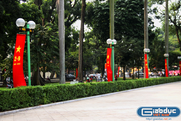 Cờ phướn treo khắp nơi. Cờ phướn treo khắp nơi.