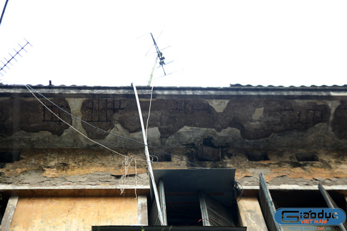 Hầu hết các mảng trần đều đã trơ lõi thép vì mưa nắng suốt 50 năm ròng.