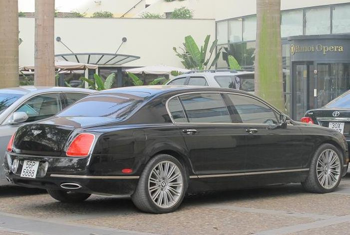 Và chiếc Bentley Continental Flying Spur của ông bầu Nguyễn Đức Kiên tại một khách sạn Hà Thành. Và chiếc Bentley Continental Flying Spur của ông bầu Nguyễn Đức Kiên tại một khách sạn Hà Thành.