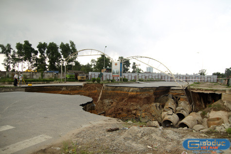 Công tác đo đạc hiện trạng hiện trường sự cố sạt lở, cắt đôi tuyến đường trục phát triển phía Bắc quận Hà Đông phục vụ việc khắc phục sự cố đã được phía Sông Đà Thăng Long tiến hành chiều qua. (Ảnh Nam Phong) Công tác đo đạc hiện trạng hiện trường sự cố sạt lở, cắt đôi tuyến đường trục phát triển phía Bắc quận Hà Đông phục vụ việc khắc phục sự cố đã được phía Sông Đà Thăng Long tiến hành chiều qua. (Ảnh Nam Phong)