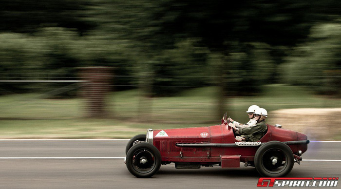 Có những xe hơi mà tuổi đời tới gần một thế kỉ nhưng vẫn giữ được nét đẹp nguyên bản như lúc mới "ra lò".