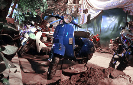 “Giải độc đắc xổ số kiến thiết thủ đô với một chiếc xe Vespa PX 150E kèm tiền mặt trị giá 100.000đ…” - niềm mơ ước của nhiều người dân Hà Nội với tờ vé số trên tay giờ đã quay trở lại Việt Nam. “Giải độc đắc xổ số kiến thiết thủ đô với một chiếc xe Vespa PX 150E kèm tiền mặt trị giá 100.000đ…” - niềm mơ ước của nhiều người dân Hà Nội với tờ vé số trên tay giờ đã quay trở lại Việt Nam.