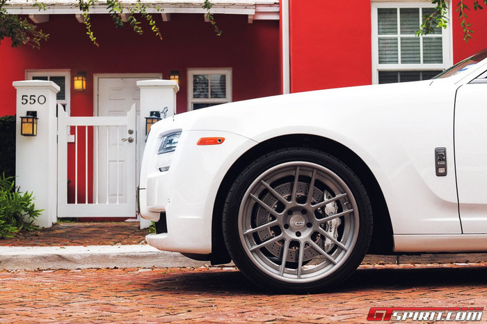 La- zăng bằng titan, hệ thống phanh của Brembo BBK là một số thay đổi của Rolls-Royce Ghost bản độ so với nguyên gốc. La- zăng bằng titan, hệ thống phanh của Brembo BBK là một số thay đổi của Rolls-Royce Ghost bản độ so với nguyên gốc.