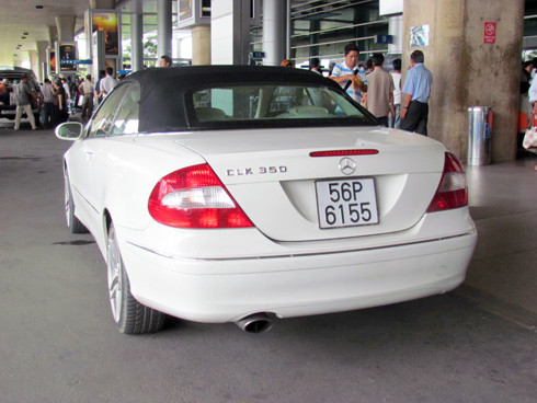 Mercedes CLK350 - chiếc mui trần 2 cửa 4 chỗ sơn màu trắng. Xe mang biển Sài Gòn. Mercedes CLK350 - chiếc mui trần 2 cửa 4 chỗ sơn màu trắng. Xe mang biển Sài Gòn.
