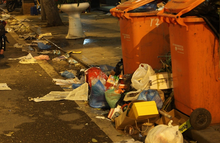 Quanh khu vực nhà hàng Thủy Tạ, rác rưởi vứt đầy lòng đường, vỉa hè. Quanh khu vực nhà hàng Thủy Tạ, rác rưởi vứt đầy lòng đường, vỉa hè.