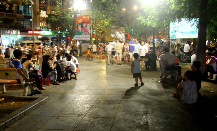 Tại khu vực Hồ Gươm cũng đông đúc không kém. Tại khu vực Hồ Gươm cũng đông đúc không kém.