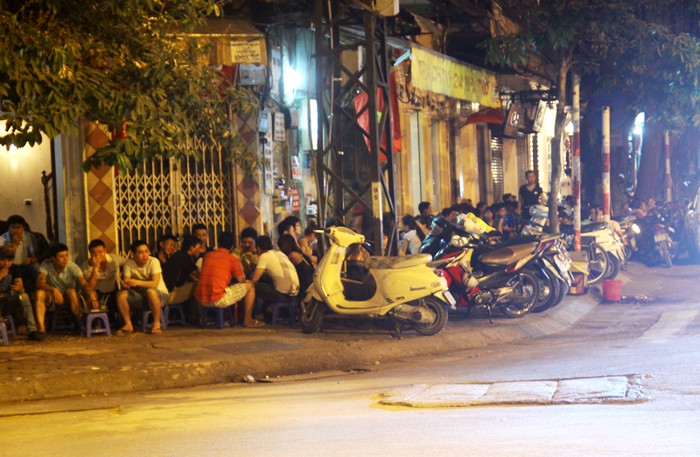 Bên cạnh việc tìm tới các điểm như công viên, hồ nước, quảng trường... nhiều người rủ nhau tới các điểm bán trà đá, nước mía, trà tranh như khu Nhà thờ Hà Nội, Ngã Tư Sở, hồ Văn Quán.... để uống nước. Bên cạnh việc tìm tới các điểm như công viên, hồ nước, quảng trường... nhiều người rủ nhau tới các điểm bán trà đá, nước mía, trà tranh như khu Nhà thờ Hà Nội, Ngã Tư Sở, hồ Văn Quán.... để uống nước.