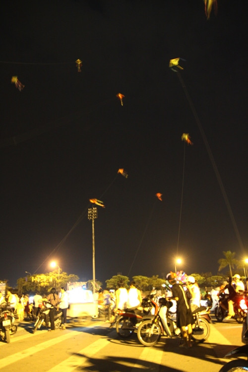 Do không gian thoáng đãng, gió lộng nên mọi người chọn nơi đây là nơi tránh cái nóng Do không gian thoáng đãng, gió lộng nên mọi người chọn nơi đây là nơi tránh cái nóng