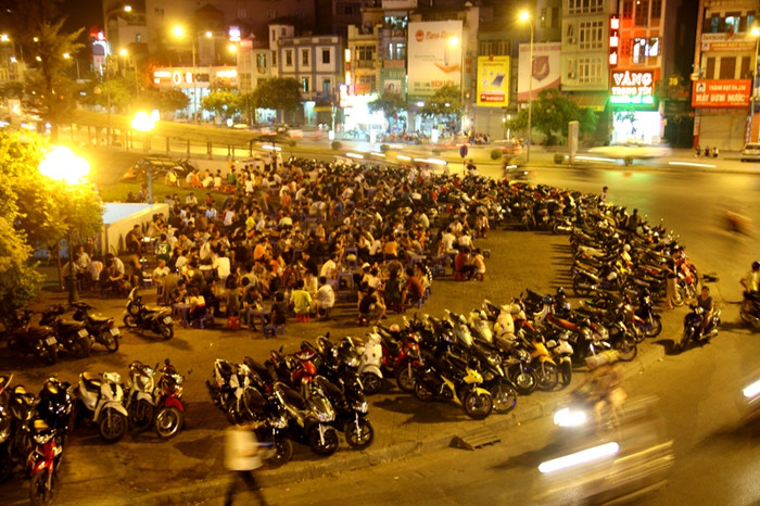 Khu vực vỉa hè tại Ngã Tư Sở luôn đông kín người, xe với những hàng nước trà chanh, trà đá. Khu vực vỉa hè tại Ngã Tư Sở luôn đông kín người, xe với những hàng nước trà chanh, trà đá.