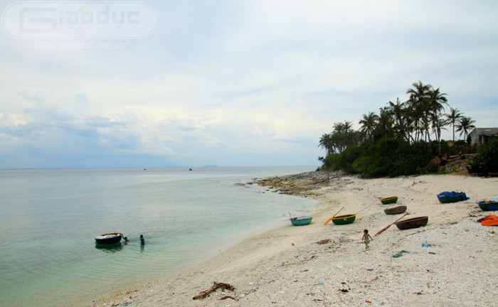 Phía đông của đảo có cầu cảng và hai bãi cát trắng dài khá hút hồn du khách mỗi khi tới đây thăm quan. Phía đông của đảo có cầu cảng và hai bãi cát trắng dài khá hút hồn du khách mỗi khi tới đây thăm quan.
