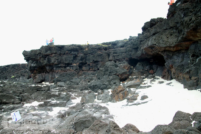 Những kkhu bãi nham thạch bị nước biển bào mòn và lấp vào đó là cát trắng. Những kkhu bãi nham thạch bị nước biển bào mòn và lấp vào đó là cát trắng.