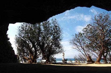 Tới Lý Sơn, không thể không tới chùa Hang, một di tích lịch sử quốc gia nằm dưới chân miệng núi lửa Thới Lớn, ngọn núi lớn nhất trên đảo. (Trong ảnh là cảnh chùa Hang nhìn từ trong ra ngoài biển). (ảnh: DulichDatviet) Tới Lý Sơn, không thể không tới chùa Hang, một di tích lịch sử quốc gia nằm dưới chân miệng núi lửa Thới Lớn, ngọn núi lớn nhất trên đảo. (Trong ảnh là cảnh chùa Hang nhìn từ trong ra ngoài biển). (ảnh: DulichDatviet)