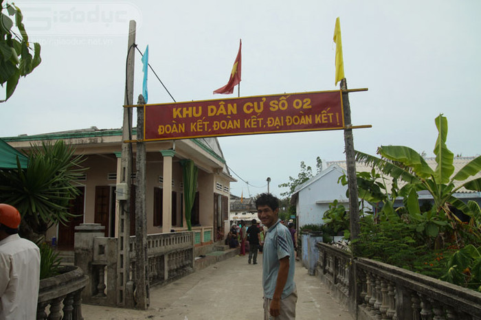 Từ bao đời nay, do không có mạch ngầm nên nguồn nước cung cấp cho cây trồng và sinh hoạt của người dân đều dựa vào nước mưa. Cho tới năm 2011, xã đảo này đã được một tổ chức hỗ trợ không hoàn lại công trình xây dựng lọc nước biến thành nước ngọt để giải khát cho người dân nơi đây. Đồng thời, đơn vị này cũng tặng các thiết bị oin năng lượng mặt trời... Từ bao đời nay, do không có mạch ngầm nên nguồn nước cung cấp cho cây trồng và sinh hoạt của người dân đều dựa vào nước mưa. Cho tới năm 2011, xã đảo này đã được một tổ chức hỗ trợ không hoàn lại công trình xây dựng lọc nước biến thành nước ngọt để giải khát cho người dân nơi đây. Đồng thời, đơn vị này cũng tặng các thiết bị oin năng lượng mặt trời...