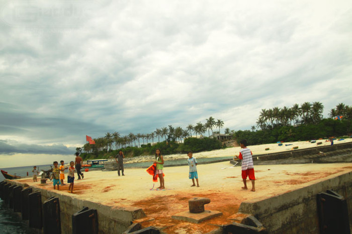 Tới xã An Bình, bạn bắt gặp nhiều nhất là trẻ con vì các thành viên trong gia đình chúng đều đi biển hết. Tới xã An Bình, bạn bắt gặp nhiều nhất là trẻ con vì các thành viên trong gia đình chúng đều đi biển hết.