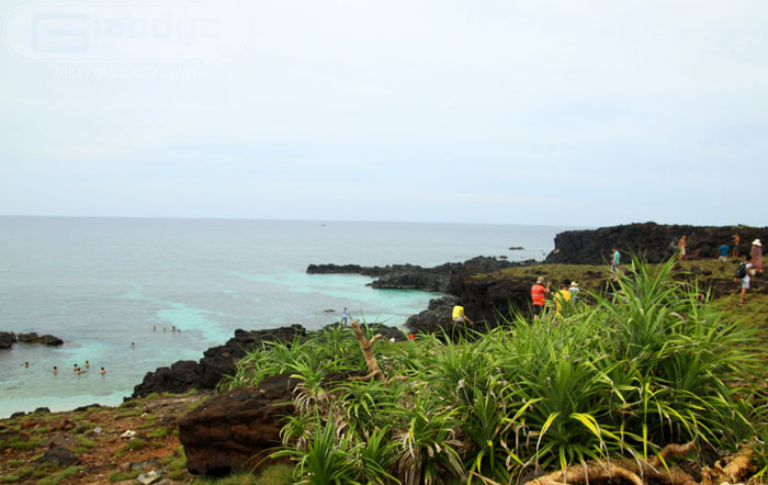 Một bãi tắm rất lý thú tại đây với bờ cát trắng thoai thoải, phía ngoài là bãi đá, san hô, nước khá nông. Một bãi tắm rất lý thú tại đây với bờ cát trắng thoai thoải, phía ngoài là bãi đá, san hô, nước khá nông.