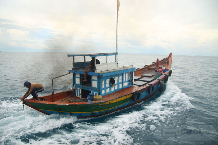 Để đi tới được xã đảo này, chỉ có phương tiện duy nhất là tàu cá hoặc tàu chở hàng của người dân nơi đây. Để đi tới được xã đảo này, chỉ có phương tiện duy nhất là tàu cá hoặc tàu chở hàng của người dân nơi đây.