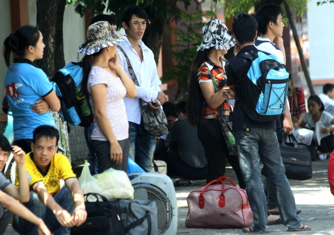 Tại các điểm chờ xe buýt, rất đông phụ huynh và các xĩ tử với ba lô, cặp sách đợi xe buýt về các bến xe cửa ngõ. Xem đáp án môn Vật lí - Xem đáp án môn Toán - Xem đáp án môn Hóa - Xem đáp án môn Ngoại ngữ Khối A1 Tại các điểm chờ xe buýt, rất đông phụ huynh và các xĩ tử với ba lô, cặp sách đợi xe buýt về các bến xe cửa ngõ. Xem đáp án môn Vật lí - Xem đáp án môn Toán - Xem đáp án môn Hóa - Xem đáp án môn Ngoại ngữ Khối A1