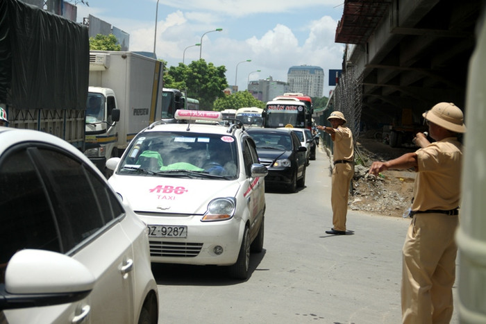 Lực lượng CSGT được huy động rất đông cùng Thanh tra giao thông, CA phường, trật tự phường... làm công tác hướng dẫn, khiều khiển giao thông nhưng hơn 20 người tại một bến xe vẫn là quá ít để giải phóng giao thông. Cùng đứng với các CSGT tại điểm bến xe Mỹ Đình khoảng 10 phút mới thấy sự vất vả của các chiến sĩ. Xem đáp án môn Vật lí - Xem đáp án môn Toán - Xem đáp án môn Hóa - Xem đáp án môn Ngoại ngữ Khối A1 Lực lượng CSGT được huy động rất đông cùng Thanh tra giao thông, CA phường, trật tự phường... làm công tác hướng dẫn, khiều khiển giao thông nhưng hơn 20 người tại một bến xe vẫn là quá ít để giải phóng giao thông. Cùng đứng với các CSGT tại điểm bến xe Mỹ Đình khoảng 10 phút mới thấy sự vất vả của các chiến sĩ. Xem đáp án môn Vật lí - Xem đáp án môn Toán - Xem đáp án môn Hóa - Xem đáp án môn Ngoại ngữ Khối A1