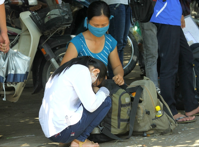 Chị Phan Thị Hằng (Nghệ An) động viên cô con gái lớn (thi Học viện Bưu chính viễn thông) cố gắng khi thấy Yến tỏ ra rất mệt mỏi sau kì thi. Xem đáp án môn Vật lí - Xem đáp án môn Toán - Xem đáp án môn Hóa - Xem đáp án môn Ngoại ngữ Khối A1 Chị Phan Thị Hằng (Nghệ An) động viên cô con gái lớn (thi Học viện Bưu chính viễn thông) cố gắng khi thấy Yến tỏ ra rất mệt mỏi sau kì thi. Xem đáp án môn Vật lí - Xem đáp án môn Toán - Xem đáp án môn Hóa - Xem đáp án môn Ngoại ngữ Khối A1