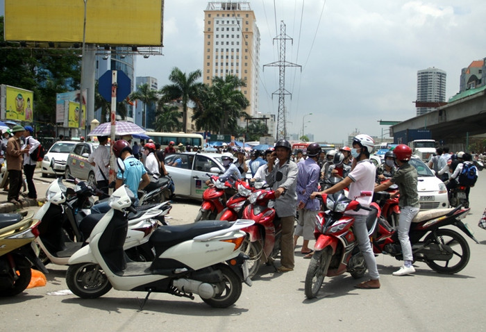 Tại các khu vực bên ngoài của các bến xe, hàng nghìn phương tiện giao thông các loại luôn tập trung đưa đón sĩ tử và người nhà. Xem đáp án môn Vật lí - Xem đáp án môn Toán - Xem đáp án môn Hóa - Xem đáp án môn Ngoại ngữ Khối A1 Tại các khu vực bên ngoài của các bến xe, hàng nghìn phương tiện giao thông các loại luôn tập trung đưa đón sĩ tử và người nhà. Xem đáp án môn Vật lí - Xem đáp án môn Toán - Xem đáp án môn Hóa - Xem đáp án môn Ngoại ngữ Khối A1