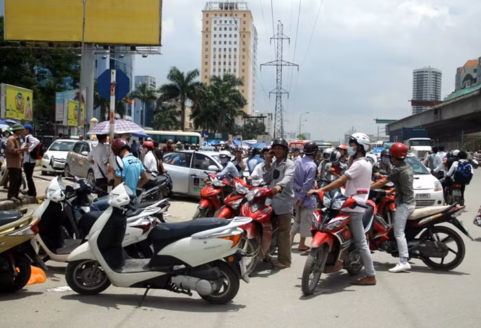 Tại các khu vực bên ngoài của các bến xe, hàng nghìn phương tiện giao thông các loại luôn tập trung đưa đón sĩ tử và người nhà. Xem đáp án môn Vật lí - Xem đáp án môn Toán - Xem đáp án môn Hóa - Xem đáp án môn Ngoại ngữ Khối A1