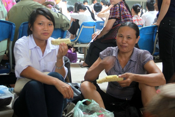 Cô Ân, quê Yên Thế (Bắc Giang) đưa cô con gái tên Mai (thi ĐH Công Nghiệp) cho hay, hai mẹ con bắt xe ra bến Mỹ Đình đợi xe về quê cho đỡ chứ sang bến Gia Lâm thì chắc không chịu nổi vì trời nắng nóng, hai mẹ con lại say xe. Cô Ân mua mấy bắp ngô để hai mẹ con ăn tạm rồi đợi tới 4h chiều xe chạy thì về nhà. Xem đáp án môn Vật lí - Xem đáp án môn Toán - Xem đáp án môn Hóa - Xem đáp án môn Ngoại ngữ Khối A1 Cô Ân, quê Yên Thế (Bắc Giang) đưa cô con gái tên Mai (thi ĐH Công Nghiệp) cho hay, hai mẹ con bắt xe ra bến Mỹ Đình đợi xe về quê cho đỡ chứ sang bến Gia Lâm thì chắc không chịu nổi vì trời nắng nóng, hai mẹ con lại say xe. Cô Ân mua mấy bắp ngô để hai mẹ con ăn tạm rồi đợi tới 4h chiều xe chạy thì về nhà. Xem đáp án môn Vật lí - Xem đáp án môn Toán - Xem đáp án môn Hóa - Xem đáp án môn Ngoại ngữ Khối A1