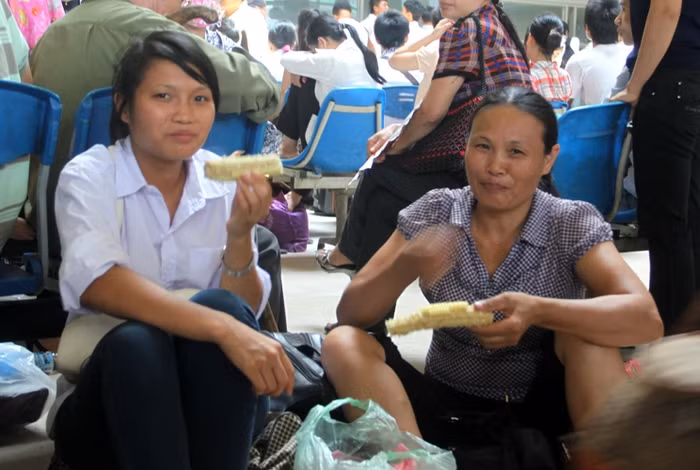 Cô Ân, quê Yên Thế (Bắc Giang) đưa cô con gái tên Mai (thi ĐH Công Nghiệp) cho hay, hai mẹ con bắt xe ra bến Mỹ Đình đợi xe về quê cho đỡ chứ sang bến Gia Lâm thì chắc không chịu nổi vì trời nắng nóng, hai mẹ con lại say xe. Cô Ân mua mấy bắp ngô để hai mẹ con ăn tạm rồi đợi tới 4h chiều xe chạy thì về nhà. Xem đáp án môn Vật lí - Xem đáp án môn Toán - Xem đáp án môn Hóa - Xem đáp án môn Ngoại ngữ Khối A1