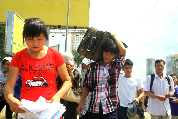 Tại khu vực bến xe Mỹ Đình, vào lúc 10h sáng nay, hàng ngàn người đã đổ về đây để bắt xe về quê. Xem đáp án môn Vật lí - Xem đáp án môn Toán - Xem đáp án môn Hóa - Xem đáp án môn Ngoại ngữ Khối A1 Tại khu vực bến xe Mỹ Đình, vào lúc 10h sáng nay, hàng ngàn người đã đổ về đây để bắt xe về quê. Xem đáp án môn Vật lí - Xem đáp án môn Toán - Xem đáp án môn Hóa - Xem đáp án môn Ngoại ngữ Khối A1