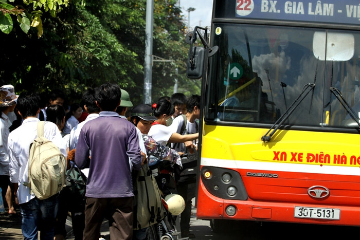 Sau khi hết giờ làm bài thi môn hóa (đối với khối A) và tiếng Anh (khối A1), hầu hết các sĩ tử và người nhà đã vác ba lô về quê ngay trong buổi sáng. Xem đáp án môn Vật lí - Xem đáp án môn Toán - Xem đáp án môn Hóa - Xem đáp án môn Ngoại ngữ Khối A1 Sau khi hết giờ làm bài thi môn hóa (đối với khối A) và tiếng Anh (khối A1), hầu hết các sĩ tử và người nhà đã vác ba lô về quê ngay trong buổi sáng. Xem đáp án môn Vật lí - Xem đáp án môn Toán - Xem đáp án môn Hóa - Xem đáp án môn Ngoại ngữ Khối A1
