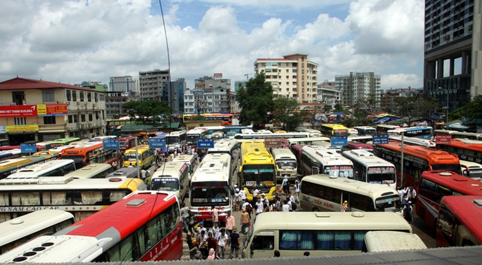 Tại các bến xe cửa ngõ của Hà Nội trong ngày hôm nay luôn luôn trong tình trạng ùn ứ dù xe liên tục được xuất bến nhằm phục vụ việc đi lại của các sĩ tử và người nhà. Xem đáp án môn Vật lí - Xem đáp án môn Toán - Xem đáp án môn Hóa - Xem đáp án môn Ngoại ngữ Khối A1 Tại các bến xe cửa ngõ của Hà Nội trong ngày hôm nay luôn luôn trong tình trạng ùn ứ dù xe liên tục được xuất bến nhằm phục vụ việc đi lại của các sĩ tử và người nhà. Xem đáp án môn Vật lí - Xem đáp án môn Toán - Xem đáp án môn Hóa - Xem đáp án môn Ngoại ngữ Khối A1