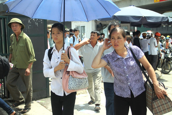 Hai mẹ con chị Nhân (Na Rì - Bắc Kạn) tranh thủ bắt xe ôm về bến xe Mỹ Đình cho kịp chuyến xe lúc 11h để về nhà trong ngày. Xem đáp án môn Vật lí - Xem đáp án môn Toán - Xem đáp án môn Hóa - Xem đáp án môn Ngoại ngữ Khối A1 Hai mẹ con chị Nhân (Na Rì - Bắc Kạn) tranh thủ bắt xe ôm về bến xe Mỹ Đình cho kịp chuyến xe lúc 11h để về nhà trong ngày. Xem đáp án môn Vật lí - Xem đáp án môn Toán - Xem đáp án môn Hóa - Xem đáp án môn Ngoại ngữ Khối A1