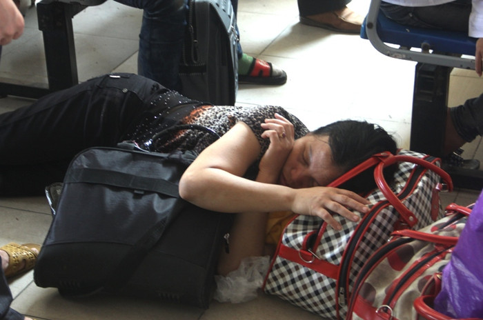 Một phụ huynh quá mệt mỏi sau những ngày cùng con đi ứng thí đã nằm bệt ra sàn nhà chờ tại bến xe đợi xe về quê. Xem đáp án môn Vật lí - Xem đáp án môn Toán - Xem đáp án môn Hóa - Xem đáp án môn Ngoại ngữ Khối A1 Một phụ huynh quá mệt mỏi sau những ngày cùng con đi ứng thí đã nằm bệt ra sàn nhà chờ tại bến xe đợi xe về quê. Xem đáp án môn Vật lí - Xem đáp án môn Toán - Xem đáp án môn Hóa - Xem đáp án môn Ngoại ngữ Khối A1