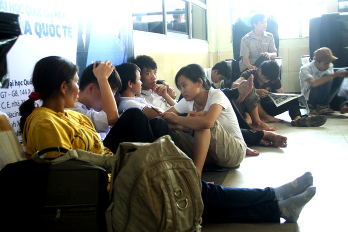 Một số thí sinh thì tranh thủ lúc đợi xe ngồi xem lại bài làm và so với đáp án được in trên báo. Xem đáp án môn Vật lí - Xem đáp án môn Toán - Xem đáp án môn Hóa - Xem đáp án môn Ngoại ngữ Khối A1 Một số thí sinh thì tranh thủ lúc đợi xe ngồi xem lại bài làm và so với đáp án được in trên báo. Xem đáp án môn Vật lí - Xem đáp án môn Toán - Xem đáp án môn Hóa - Xem đáp án môn Ngoại ngữ Khối A1