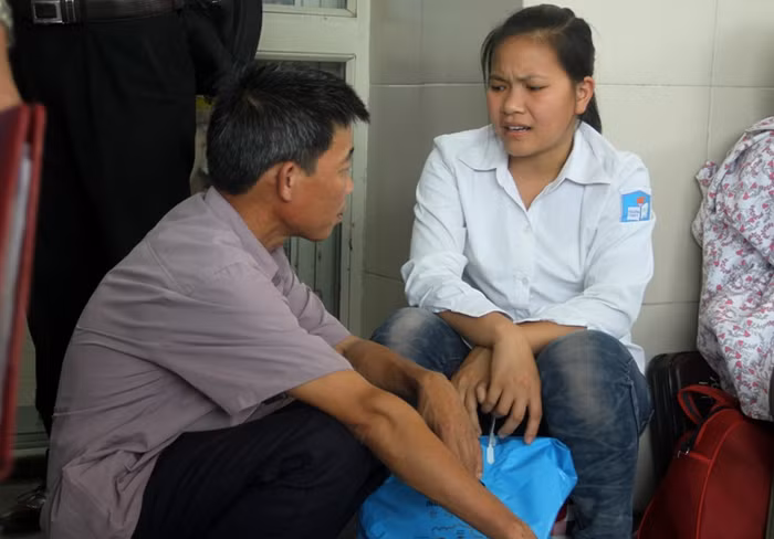 "Bố mệt không ạ? Bố con mình cố gắng nốt mấy tiếng ngồi xe nữa về nhà bố nhé" - Chú Toán (quê Nam Định) kể lại với PV Báo điện tử Giáo dục Việt Nam về việc cô con gái thứ hai của chú động viên bố. Xem đáp án môn Vật lí - Xem đáp án môn Toán - Xem đáp án môn Hóa - Xem đáp án môn Ngoại ngữ Khối A1