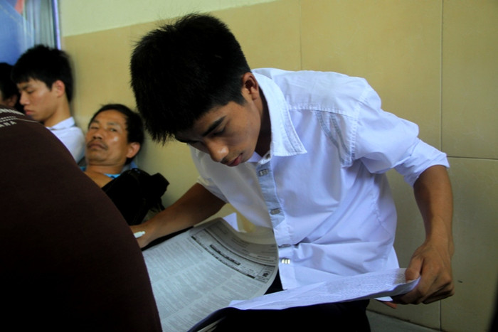 Bạn Phan Mạnh Tứ (quê ở Tp Vinh - Nghệ An) tranh thủ lúc đợi người nhà thì so lại bài làm với đáp án. Tứ cho biết, cậu cũng làm được khá tốt cả ba môn thi. Xem đáp án môn Vật lí - Xem đáp án môn Toán - Xem đáp án môn Hóa - Xem đáp án môn Ngoại ngữ Khối A1 Bạn Phan Mạnh Tứ (quê ở Tp Vinh - Nghệ An) tranh thủ lúc đợi người nhà thì so lại bài làm với đáp án. Tứ cho biết, cậu cũng làm được khá tốt cả ba môn thi. Xem đáp án môn Vật lí - Xem đáp án môn Toán - Xem đáp án môn Hóa - Xem đáp án môn Ngoại ngữ Khối A1