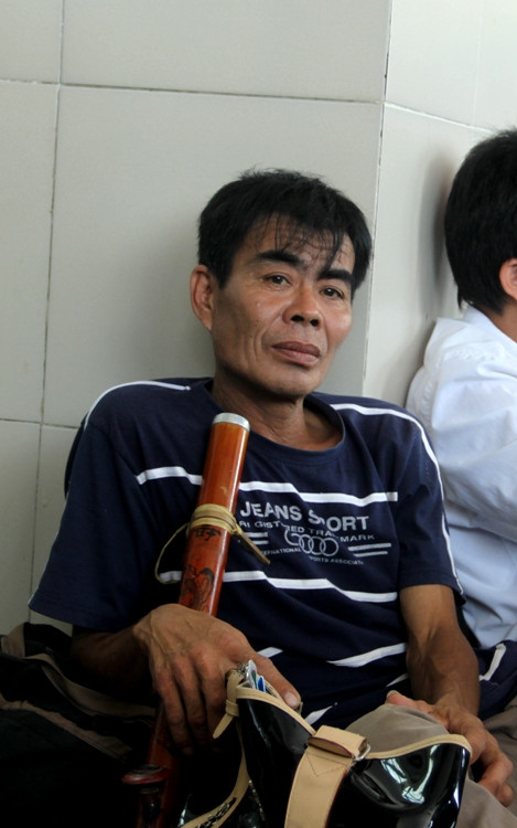 Chú Tuấn (quê Thanh Hóa) kể lại chặng đường từ Sơn Tây về bến xe Mỹ Đình ngoài sức tưởng tượng của hai bố con. Cậu Hải (con trai chú Tuấn) thi Hải Quân làm bài khá tốt. Sau khi rời phòng thi, hai bố con bắt xe buýt về Mỹ Đình nhưng đường đông và ùn tắc nên khiến chú Tuấn rất mệt mỏi. Xem đáp án môn Vật lí - Xem đáp án môn Toán - Xem đáp án môn Hóa - Xem đáp án môn Ngoại ngữ Khối A1 Chú Tuấn (quê Thanh Hóa) kể lại chặng đường từ Sơn Tây về bến xe Mỹ Đình ngoài sức tưởng tượng của hai bố con. Cậu Hải (con trai chú Tuấn) thi Hải Quân làm bài khá tốt. Sau khi rời phòng thi, hai bố con bắt xe buýt về Mỹ Đình nhưng đường đông và ùn tắc nên khiến chú Tuấn rất mệt mỏi. Xem đáp án môn Vật lí - Xem đáp án môn Toán - Xem đáp án môn Hóa - Xem đáp án môn Ngoại ngữ Khối A1