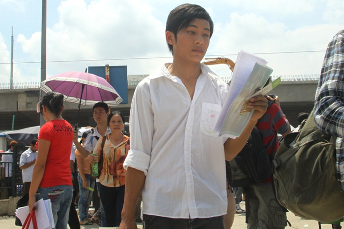 Dưới cái nắng chang chang, các sĩ tử và người nhà đã phải rất vất vả để về được các bến xe. Xem đáp án môn Vật lí - Xem đáp án môn Toán - Xem đáp án môn Hóa - Xem đáp án môn Ngoại ngữ Khối A1 Dưới cái nắng chang chang, các sĩ tử và người nhà đã phải rất vất vả để về được các bến xe. Xem đáp án môn Vật lí - Xem đáp án môn Toán - Xem đáp án môn Hóa - Xem đáp án môn Ngoại ngữ Khối A1