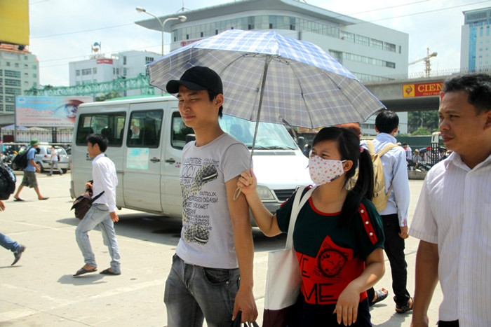 Nhiệt độ ngoài trời vào lúc 11h là vào khoảng 35-37 độ C khiến tất cả mọi người đều phải vã mồ hôi, mệt mỏi. Nhiệt độ ngoài trời vào lúc 11h là vào khoảng 35-37 độ C khiến tất cả mọi người đều phải vã mồ hôi, mệt mỏi.