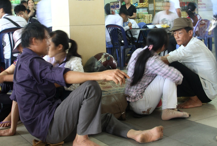 Rất nhiều người nhà và các sĩ tử tỏ ra mệt mỏi vì thời tiết tại Hà Nội trong mấy ngày vừa qua. Chú Hải (Thái bình đưa con gái đi thi) cho hay, xe về huyện Hưng Hà phải hơn 11h mới xuất bến nhưng sau khi cô con gái chú Hải rời phòng thi, hai bố con đã bắt xe ra bến xe nghỉ ngơi đợi xe về quê. Xem đáp án môn Vật lí - Xem đáp án môn Toán - Xem đáp án môn Hóa - Xem đáp án môn Ngoại ngữ Khối A1 Rất nhiều người nhà và các sĩ tử tỏ ra mệt mỏi vì thời tiết tại Hà Nội trong mấy ngày vừa qua. Chú Hải (Thái bình đưa con gái đi thi) cho hay, xe về huyện Hưng Hà phải hơn 11h mới xuất bến nhưng sau khi cô con gái chú Hải rời phòng thi, hai bố con đã bắt xe ra bến xe nghỉ ngơi đợi xe về quê. Xem đáp án môn Vật lí - Xem đáp án môn Toán - Xem đáp án môn Hóa - Xem đáp án môn Ngoại ngữ Khối A1