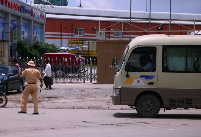 Một số xe khách sau khi xuất bến đã không chịu chạy ngay mà cố tình cho xe chạy kiểu... sên bò trên đường Phạm Hùng dù đã được hướng dẫn cho xe chạy nên đã bị Đội CSGT số 6 xử lý nghiêm. Xem đáp án môn Vật lí - Xem đáp án môn Toán - Xem đáp án môn Hóa - Xem đáp án môn Ngoại ngữ Khối A1 Một số xe khách sau khi xuất bến đã không chịu chạy ngay mà cố tình cho xe chạy kiểu... sên bò trên đường Phạm Hùng dù đã được hướng dẫn cho xe chạy nên đã bị Đội CSGT số 6 xử lý nghiêm. Xem đáp án môn Vật lí - Xem đáp án môn Toán - Xem đáp án môn Hóa - Xem đáp án môn Ngoại ngữ Khối A1