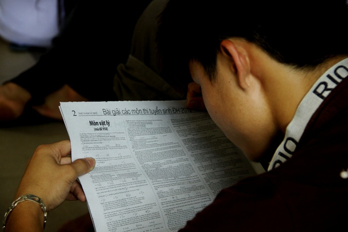 Thí sinh này tranh thủ xem lại đáp án Xem đáp án môn Vật lí - Xem đáp án môn Toán - Xem đáp án môn Hóa - Xem đáp án môn Ngoại ngữ Khối A1 Thí sinh này tranh thủ xem lại đáp án Xem đáp án môn Vật lí - Xem đáp án môn Toán - Xem đáp án môn Hóa - Xem đáp án môn Ngoại ngữ Khối A1