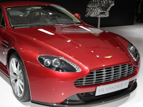Aston Martin Dragon 88 là phiên bản được phát triển dựa trên mẫu Volante DBS, Virage Coupe và V8 Vantage S coupe. Chiếc xe được trang bị những gói điều chỉnh với ba màu sơn khác nhau dành cho ngoại thất là đỏ Volcano, tượng trưng cho ngọn lửa của rồng, đỏ Amethyst, tượng trưng cho sự giàu có, hòa bình, yên ổn, và vàng Champagne tượng trưng cho sự uy tín và sang trọng, cao quý của rồng. Aston Martin Dragon 88 là phiên bản được phát triển dựa trên mẫu Volante DBS, Virage Coupe và V8 Vantage S coupe. Chiếc xe được trang bị những gói điều chỉnh với ba màu sơn khác nhau dành cho ngoại thất là đỏ Volcano, tượng trưng cho ngọn lửa của rồng, đỏ Amethyst, tượng trưng cho sự giàu có, hòa bình, yên ổn, và vàng Champagne tượng trưng cho sự uy tín và sang trọng, cao quý của rồng.