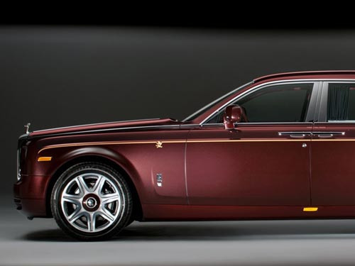 Chiếc xe phiên bản mới này mới được ra mắt khoảng hai tháng trước tại Trung Quốc. Rolls-Royce Phantom Year of the Dragon nổi bật với đường kẻ hoa văn dọc hai bên thân xe. Nội thất da bên trong xe được thêu tay hình rồng, với 4 màu nâu sạm, cát vàng, đen và trắng. Gỗ ốp bên trong quanh khu vực ghế ngồi cũng có hình rồng, kết hợp khéo léo với tên của phiên bản Phantom. Tựa đầu thêu hình rồng, taplô, bậc cửa cũng được khảm hình rồng, cùng dòng chữ Phantom màu vàng và tấm bảng mang dòng chữ "Year of the Dragon 2012" phát sáng dưới ánh đèn LED Chiếc xe phiên bản mới này mới được ra mắt khoảng hai tháng trước tại Trung Quốc. Rolls-Royce Phantom Year of the Dragon nổi bật với đường kẻ hoa văn dọc hai bên thân xe. Nội thất da bên trong xe được thêu tay hình rồng, với 4 màu nâu sạm, cát vàng, đen và trắng. Gỗ ốp bên trong quanh khu vực ghế ngồi cũng có hình rồng, kết hợp khéo léo với tên của phiên bản Phantom. Tựa đầu thêu hình rồng, taplô, bậc cửa cũng được khảm hình rồng, cùng dòng chữ Phantom màu vàng và tấm bảng mang dòng chữ "Year of the Dragon 2012" phát sáng dưới ánh đèn LED
